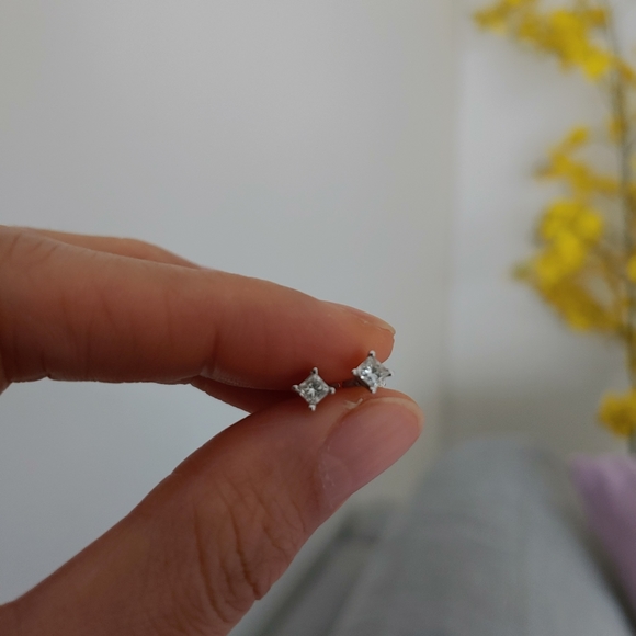 18k white gold diamond solitaire earrings - Picture 3 of 4